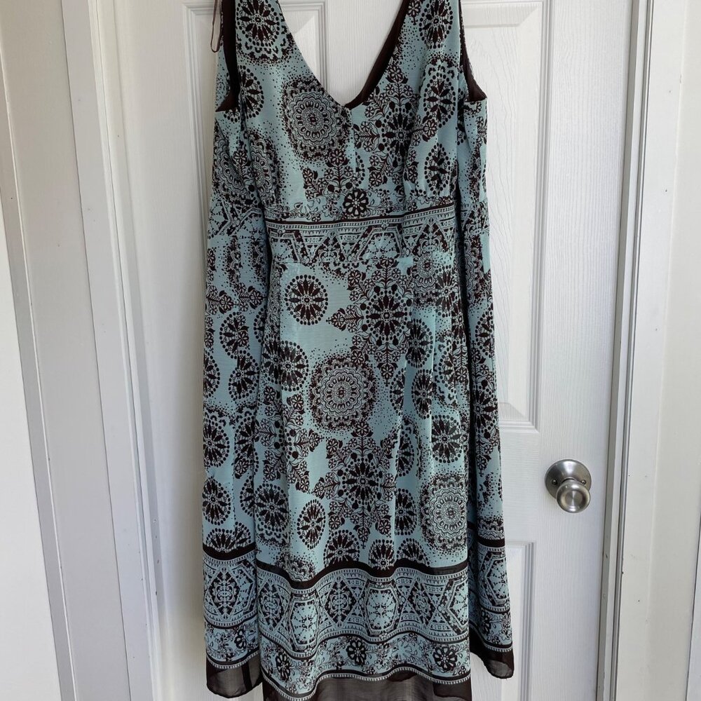 Lane Bryant  Dress With Floral Pattern Deep V-Neckline Back Zipp